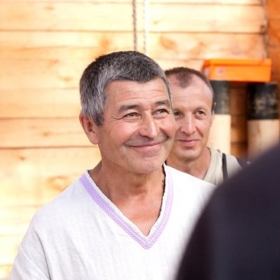 Евгений Окашев принимает гостей в своём доме