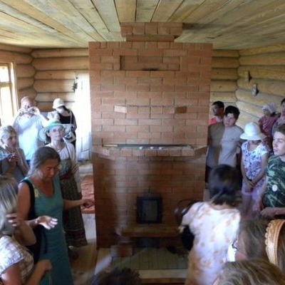 Гузель принимает экскурсию в своём доме